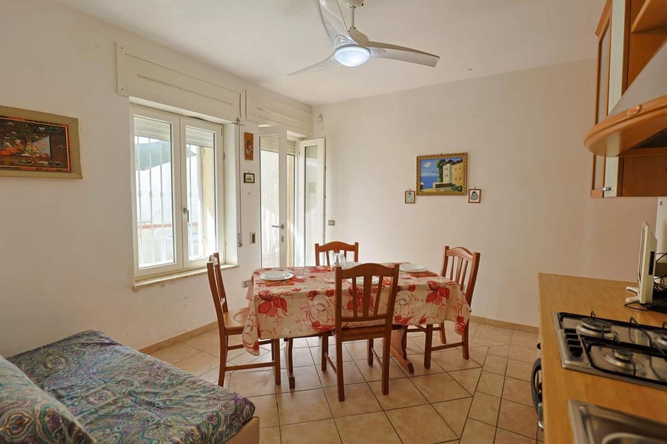 Kitchen or kitchenette, Living room, Seating area, Dining area, fireplace