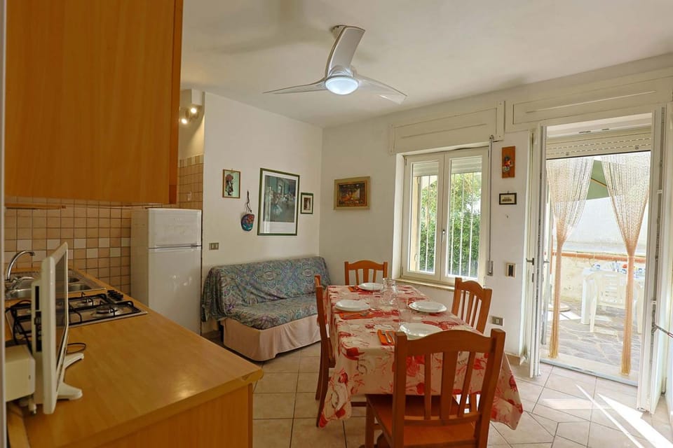 Kitchen or kitchenette, Living room, Seating area, Dining area, fireplace, minibar, oven