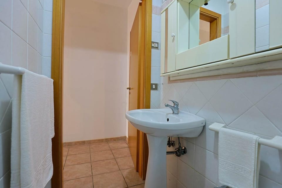Bathroom, towels