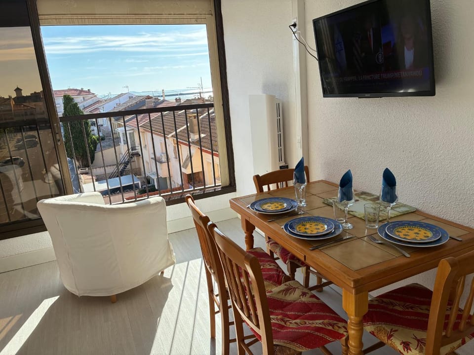 TV and multimedia, View (from property/room), Living room, Dining area, Sea view, internet, air conditioner