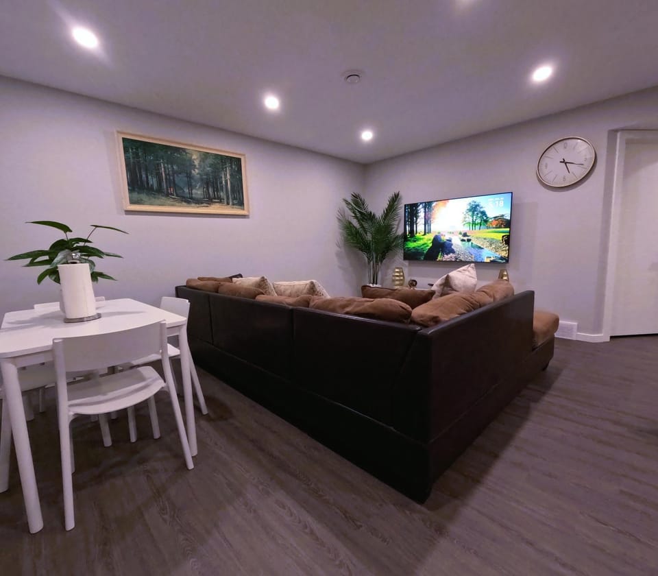 TV and multimedia, Living room, Seating area, Dining area