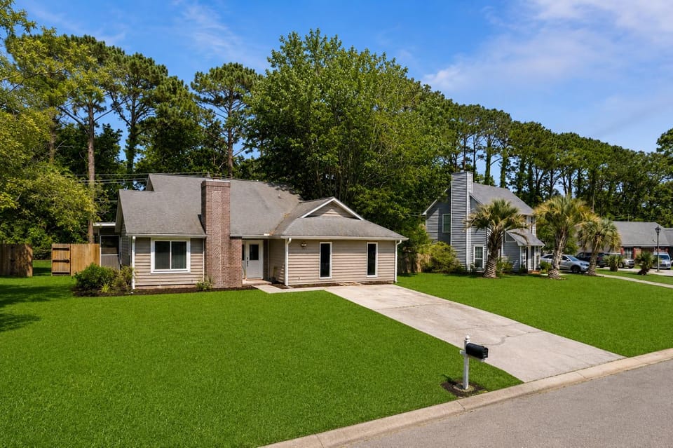 The Ramblewood-Large Fenced in Yard-Pet Friendly House in Mount Pleasant