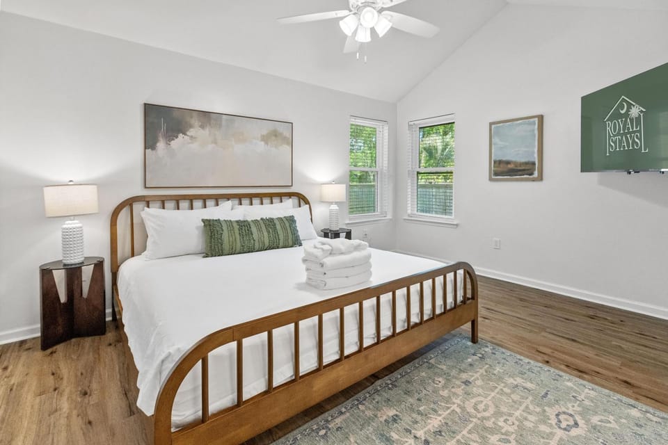 The Ramblewood-Large Fenced in Yard-Pet Friendly House in Mount Pleasant