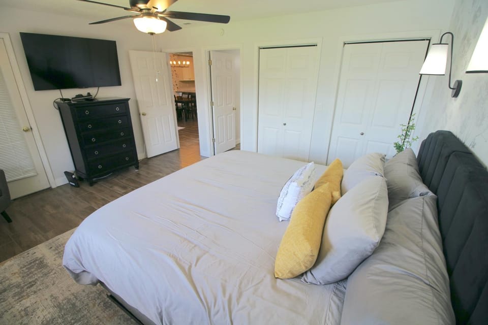 Bed, TV and multimedia, Bedroom, wardrobe