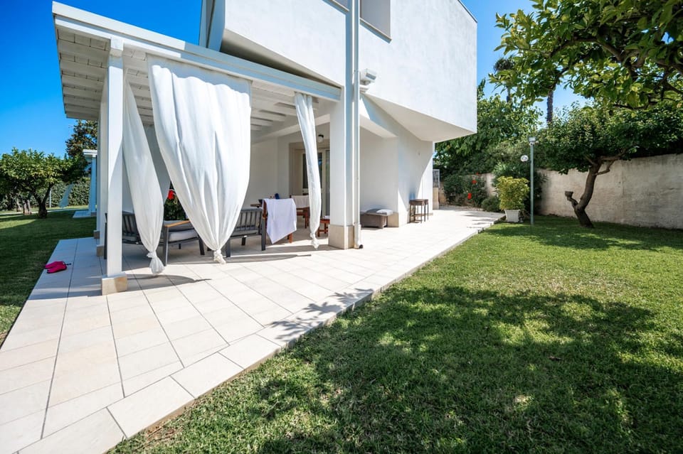 Property building, Patio, Spring, Day, Garden, Garden view
