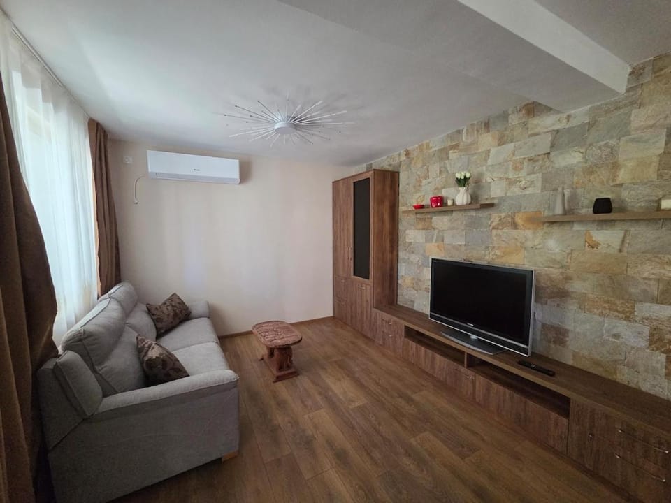 Communal lounge/ TV room, TV and multimedia, Seating area, Evening entertainment, air conditioner
