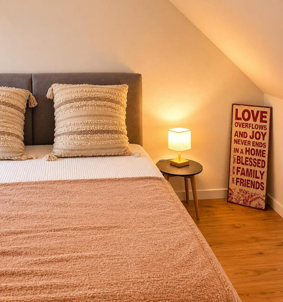 Bed, Photo of the whole room, Bedroom