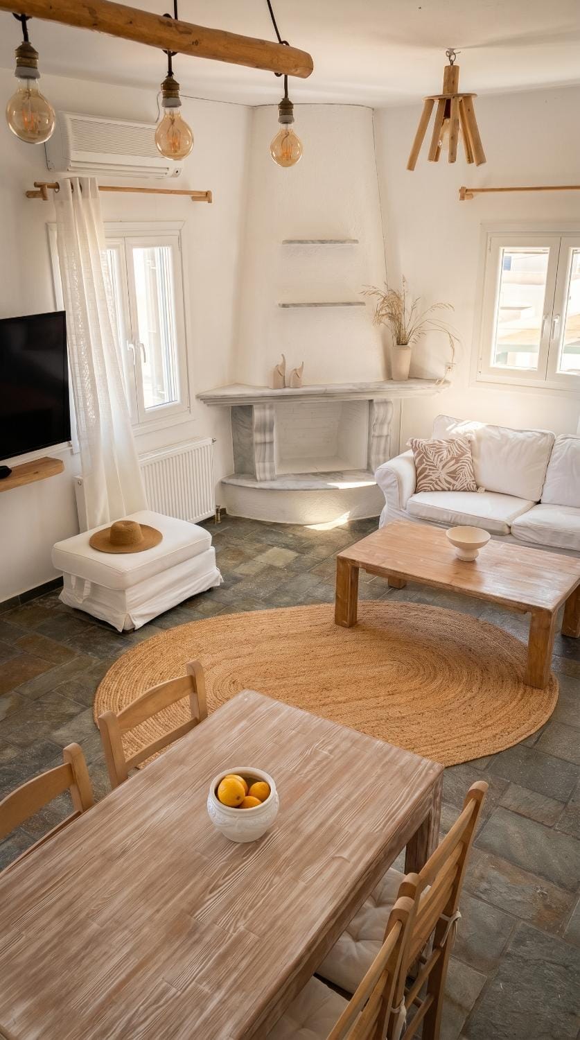 TV and multimedia, Kitchen or kitchenette, Living room, Seating area, Dining area