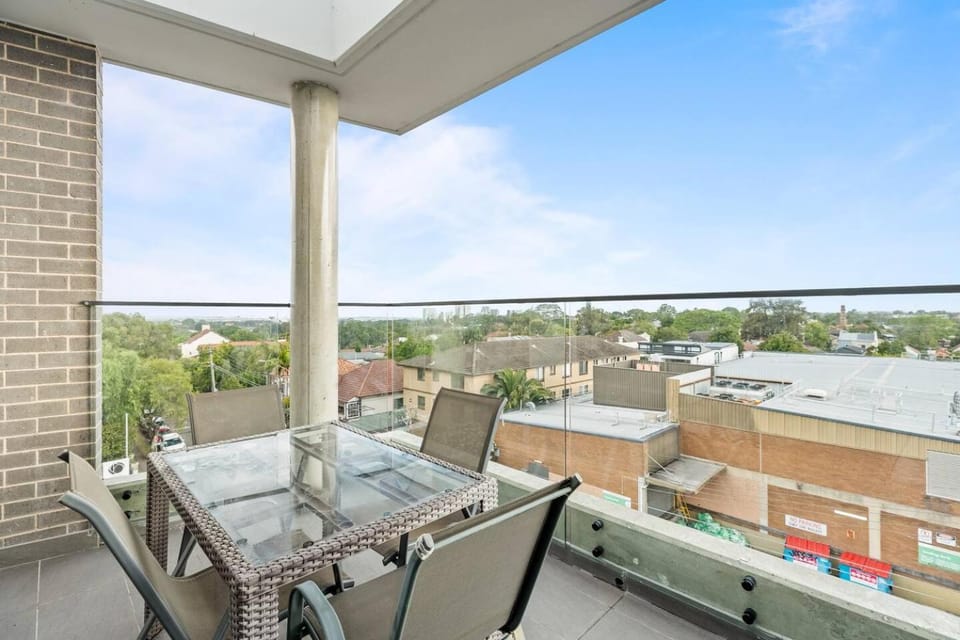 Chic 2BR Split-Level | 15 Mins to Airport & CBD Apartment in Marrickville