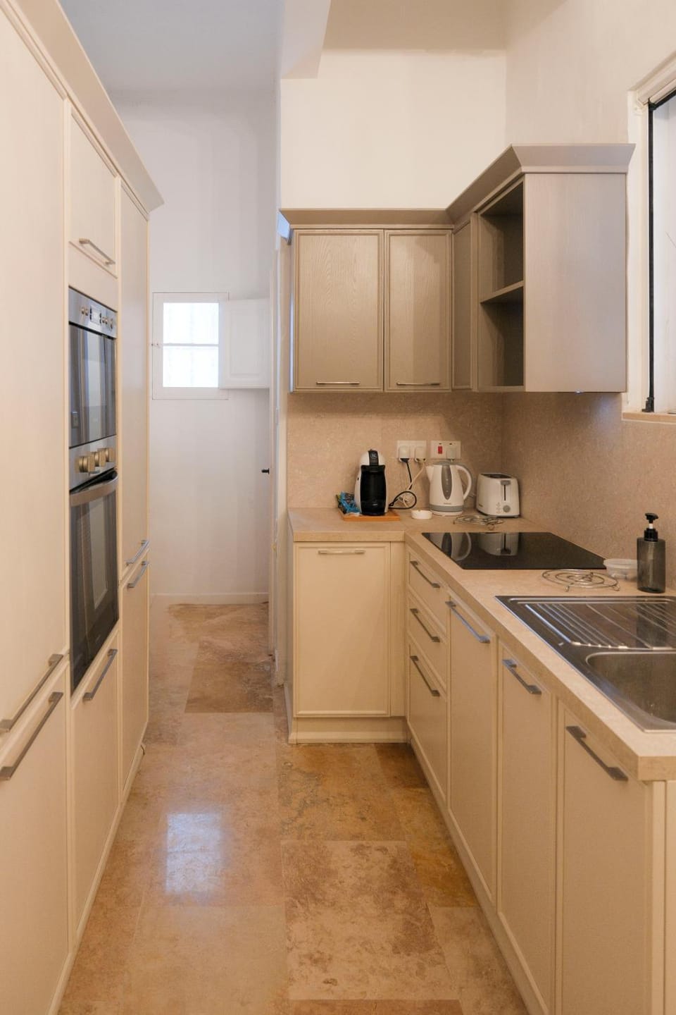 Coffee/tea facilities, Kitchen or kitchenette, dishwasher, oven, stove