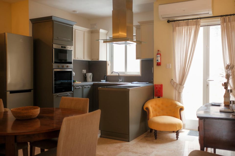 Kitchen or kitchenette, Seating area, Dining area, air conditioner, air conditioner
