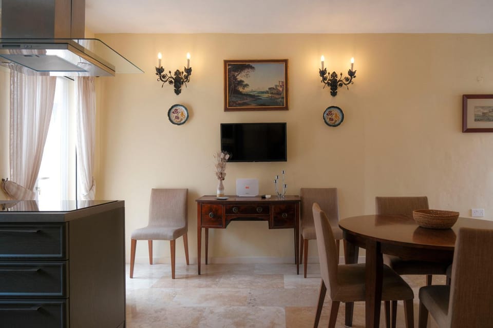 TV and multimedia, Living room, Seating area, Dining area, Evening entertainment