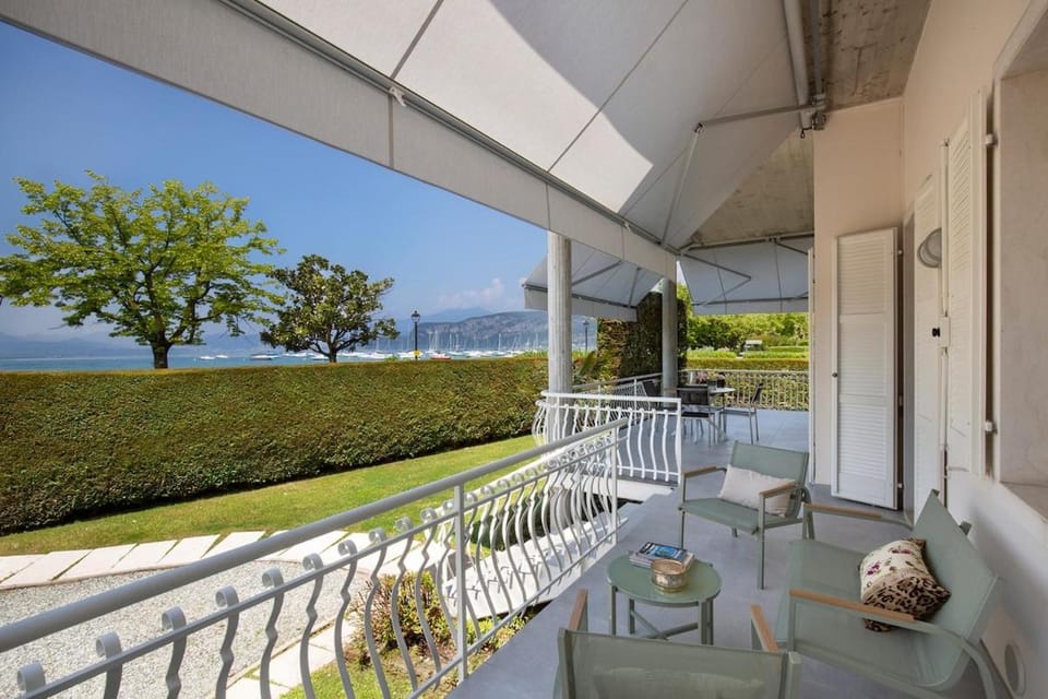 Villa yachting lakefront Villa in Bardolino