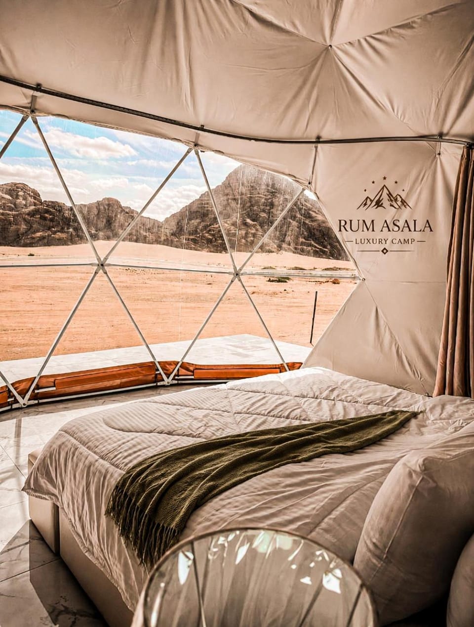 Bed, Day, Natural landscape, Photo of the whole room, Bedroom, Mountain view