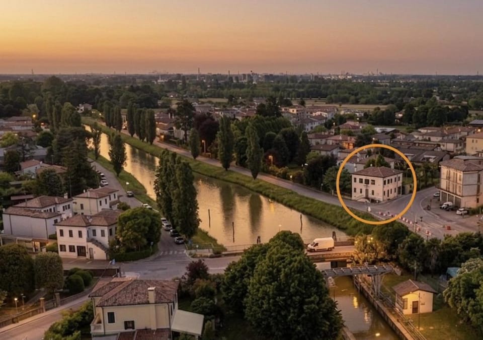 Property building, Neighbourhood, Natural landscape, Bird's eye view, City view, River view, Street view, Sunset
