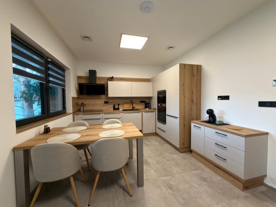 Kitchen or kitchenette, Dining area