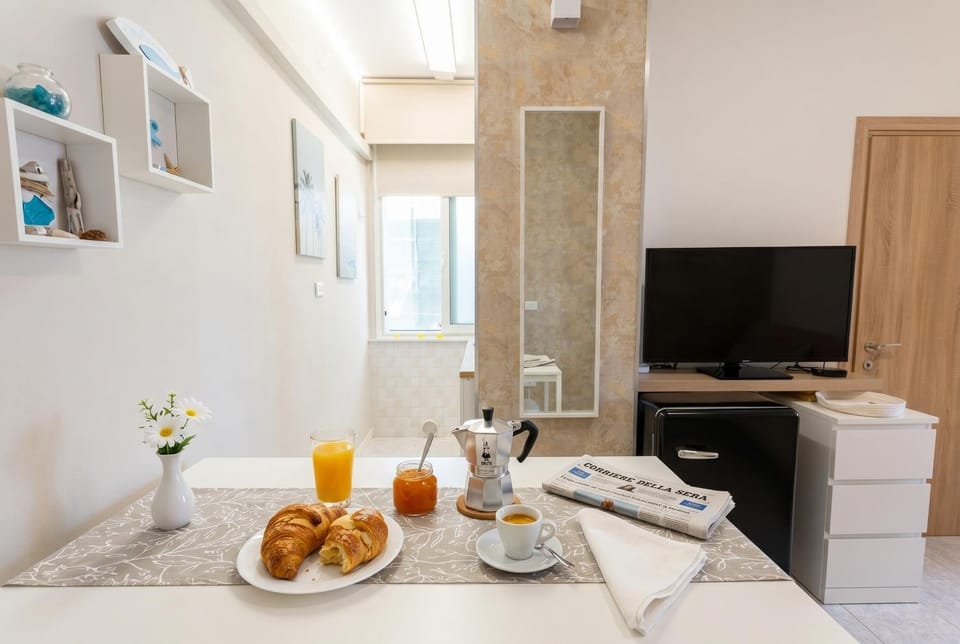 Kitchen or kitchenette, Food and drinks, Dining area, Food