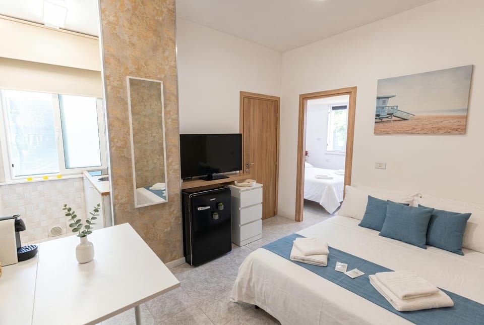 Bed, TV and multimedia, Kitchen or kitchenette, Living room, towels