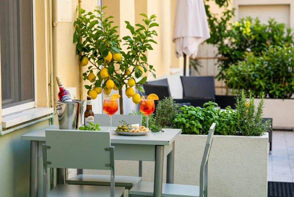Patio, Balcony/Terrace, Food and drinks, Seating area, Dining area, Food