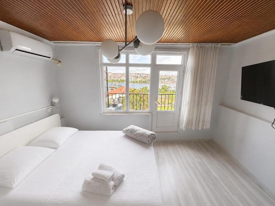 Bed, TV and multimedia, Bedroom, towels, air conditioner