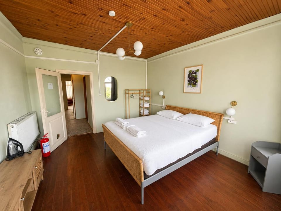 Bed, Bedroom, towels, wardrobe