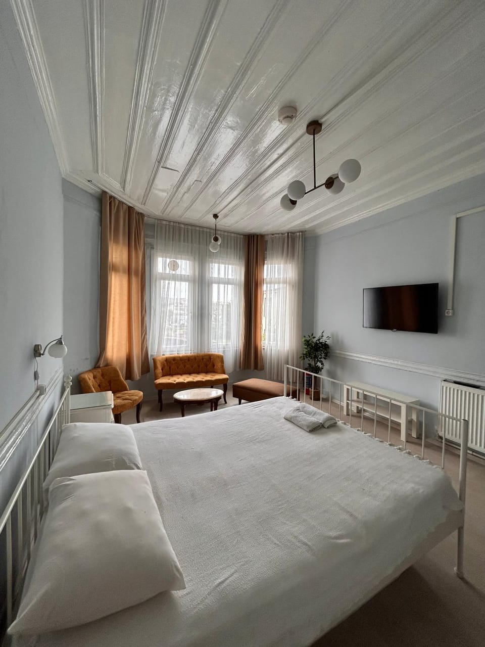 Bed, TV and multimedia, Seating area, Bedroom, towels