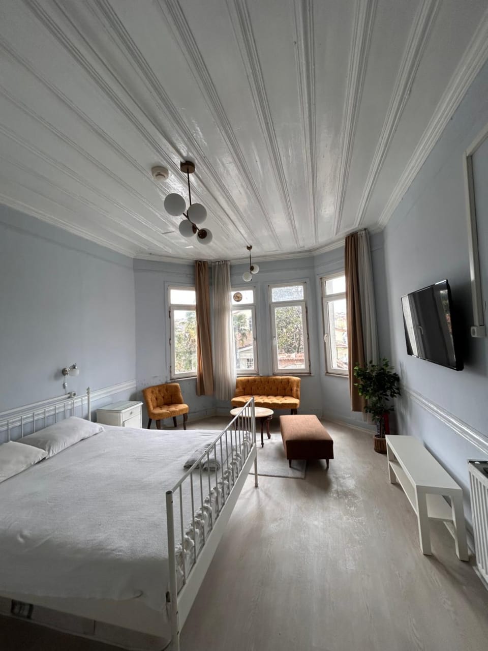 Bed, TV and multimedia, Bedroom