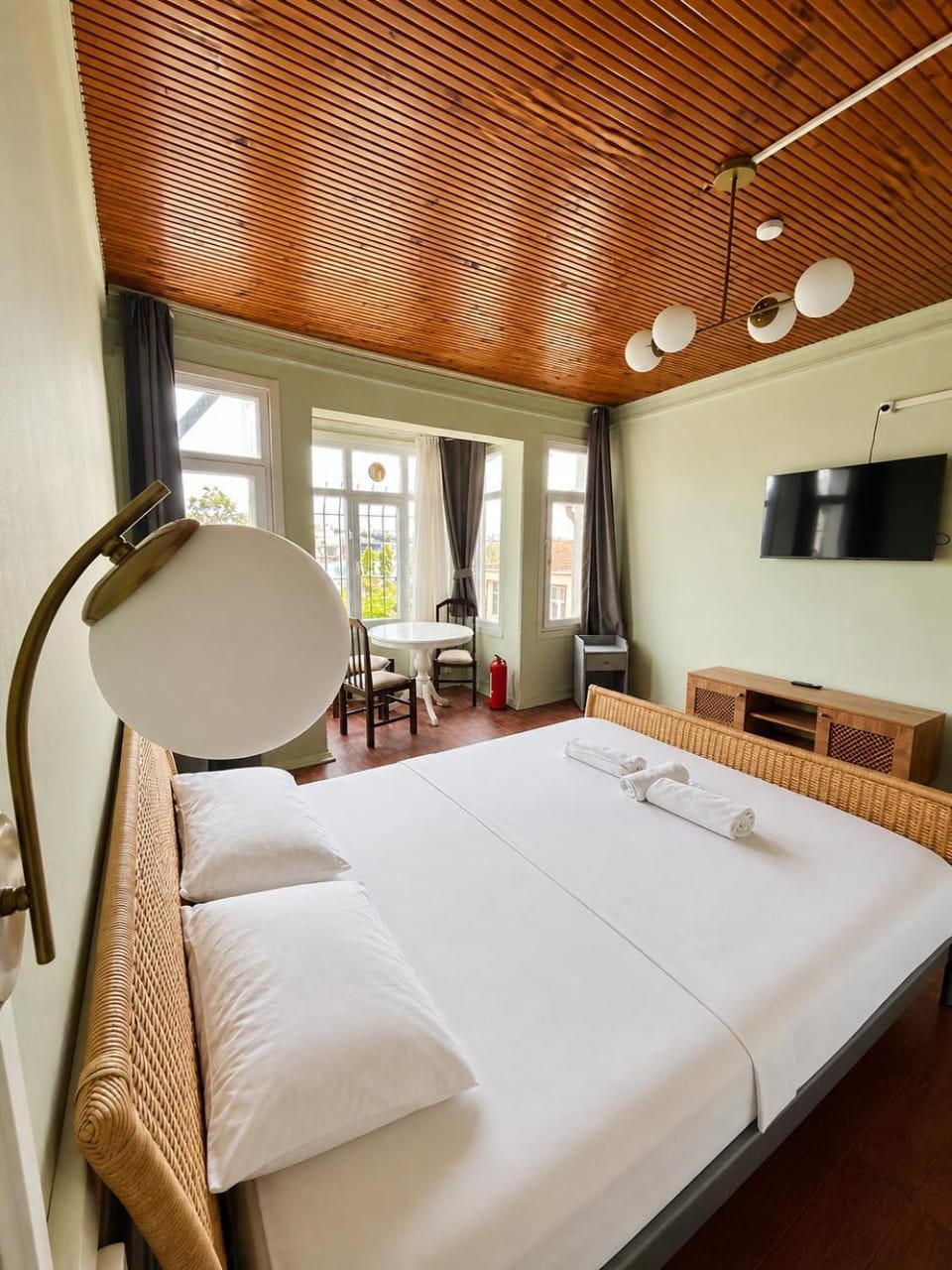 Bed, TV and multimedia, Seating area, Dining area, Bedroom
