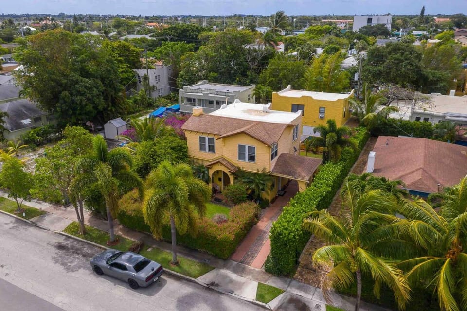 2/1 minutes from beach/downtown/airport House in West Palm Beach