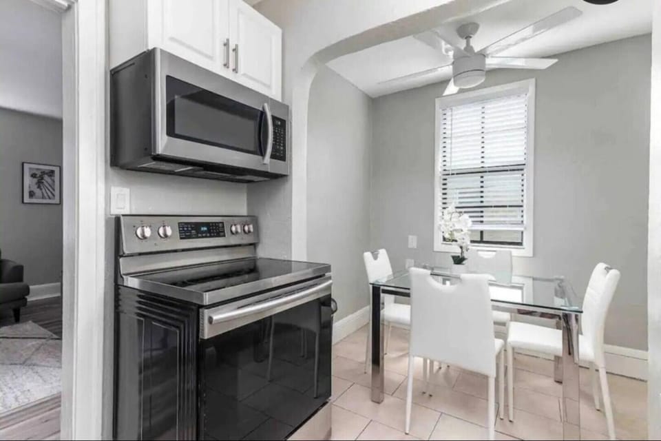 2/1 minutes from beach/downtown/airport House in West Palm Beach