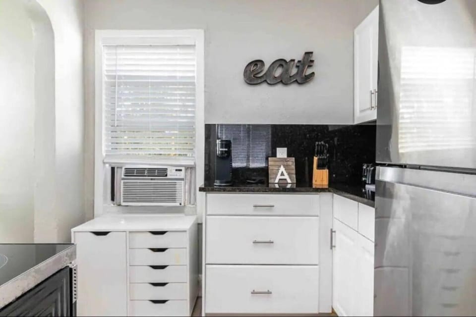 2/1 minutes from beach/downtown/airport House in West Palm Beach