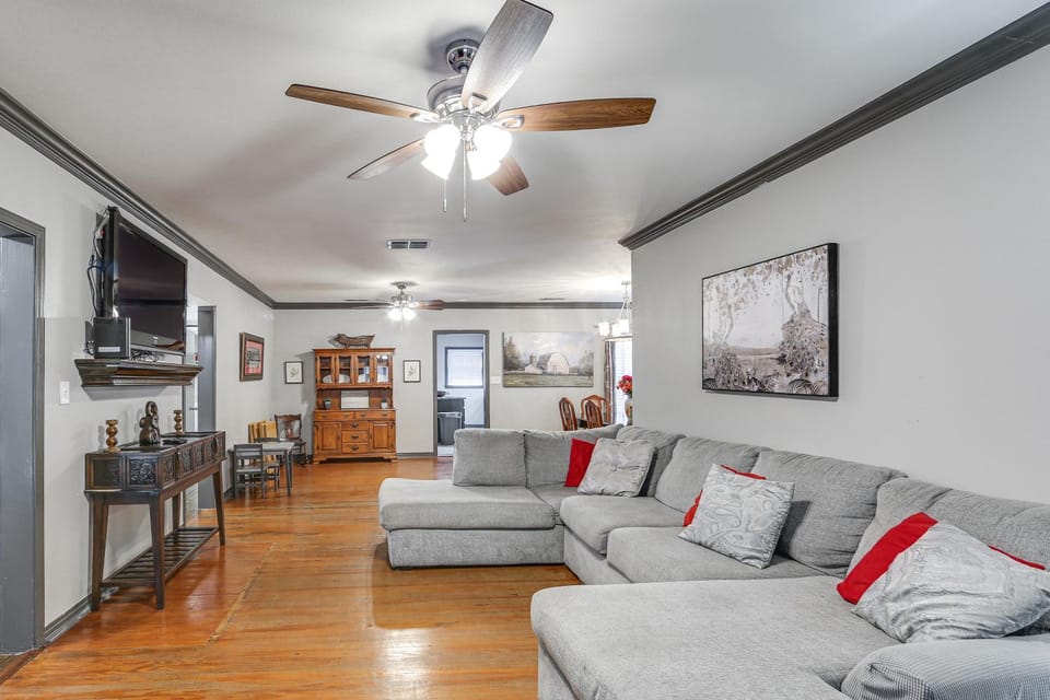 Pets Welcome! Comfortable and Spacious! Sleeps 6 House in Frankston