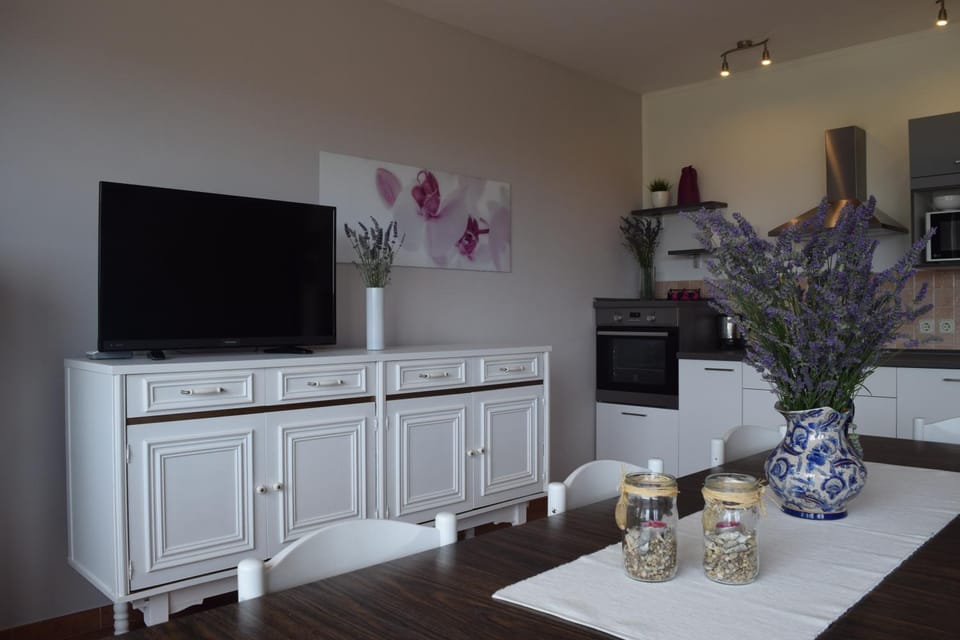 TV and multimedia, Kitchen or kitchenette, Living room, Dining area