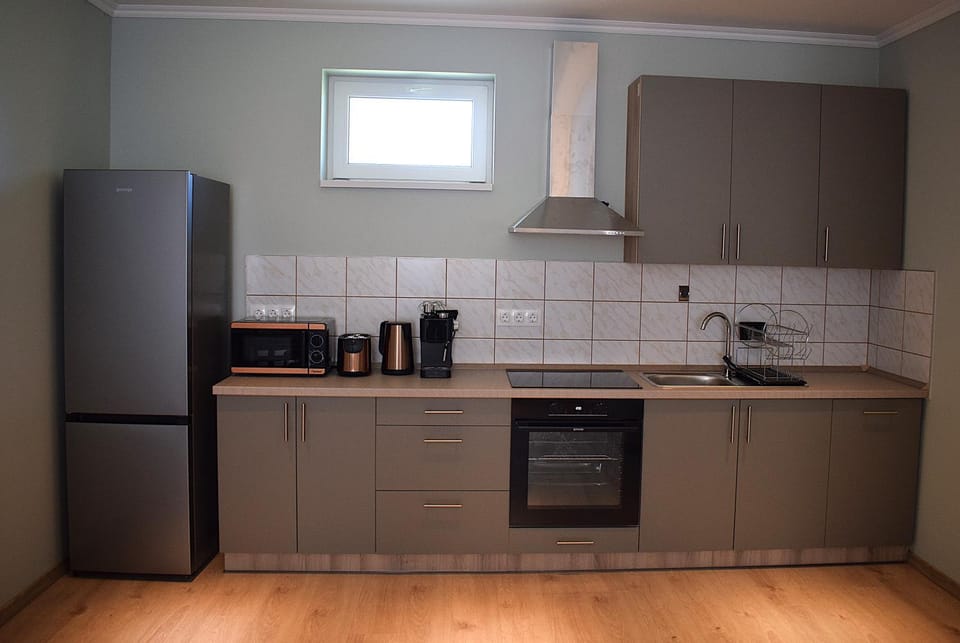 Coffee/tea facilities, Kitchen or kitchenette, dishwasher, oven, stove, toaster