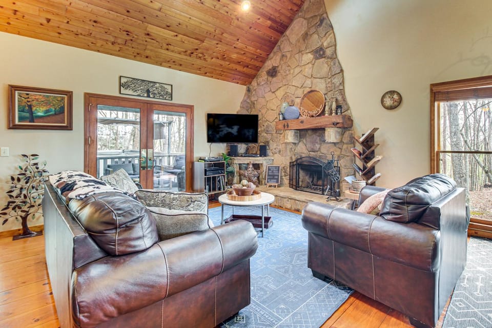 Private Hot Tub, Community Perks! Big Canoe Escape House in Georgia