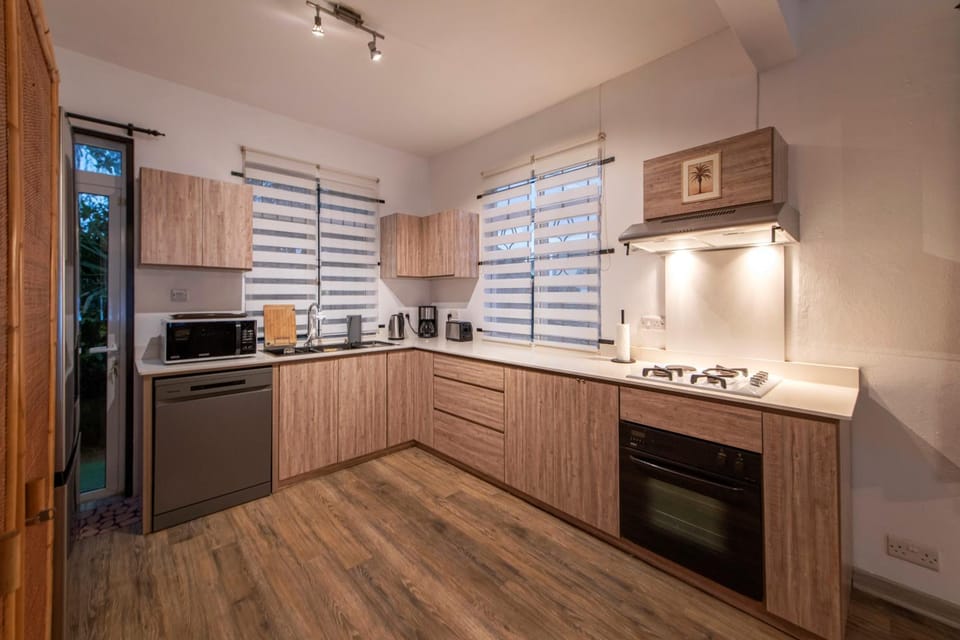 Coffee/tea facilities, Kitchen or kitchenette, dishwasher, oven, stove, toaster