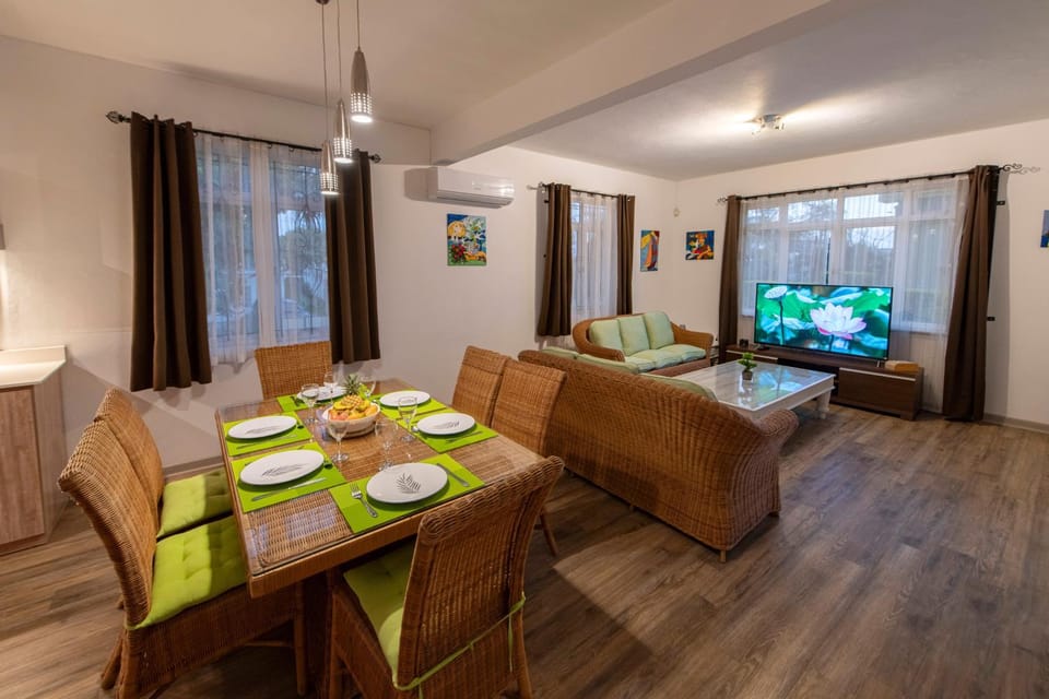 TV and multimedia, Living room, Food and drinks, Dining area