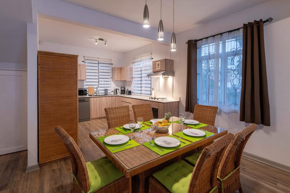 Kitchen or kitchenette, Dining area, Food, stove