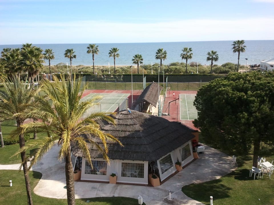 Restaurant/places to eat, Off site, Activities, Bird's eye view, Lounge or bar, Beach