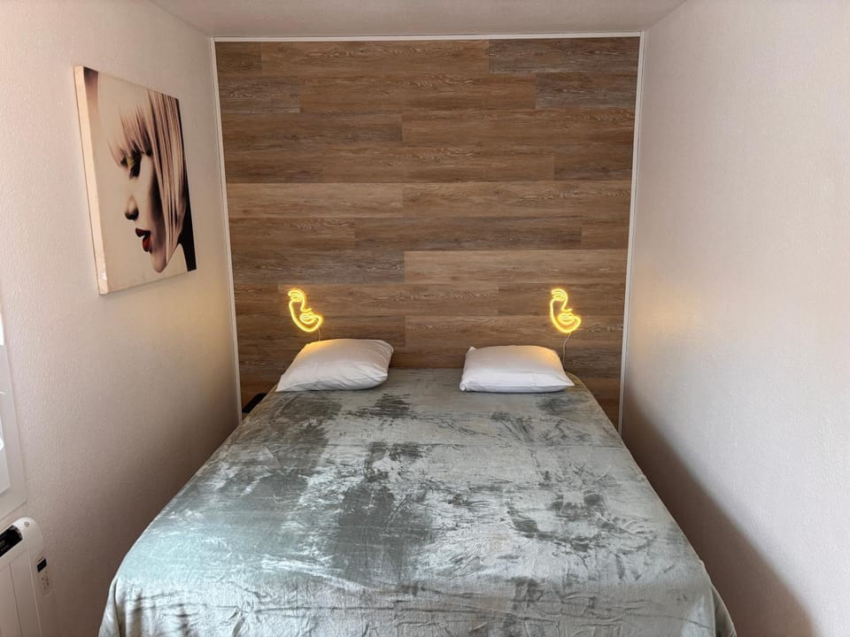 Photo of the whole room, Bedroom