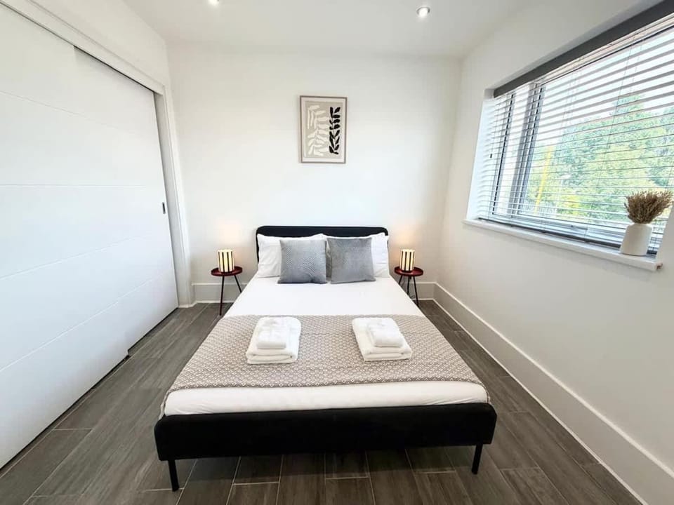 Work Stay 2 Bed 2 Bath Fast Wi-Fi & Garden Apartment in Hove