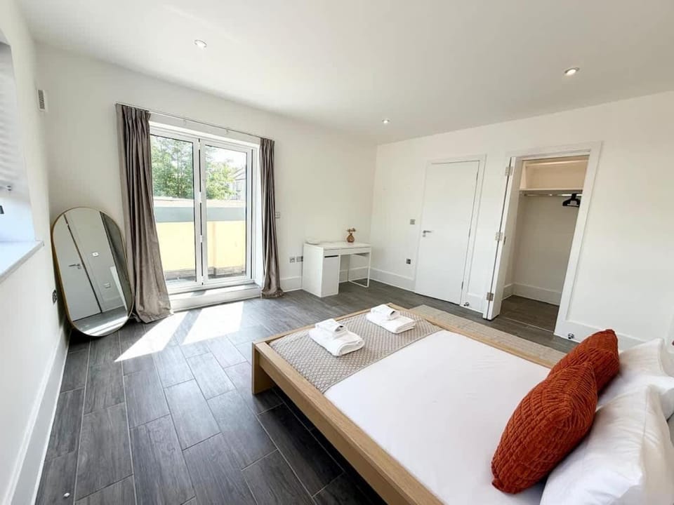 Work Stay 2 Bed 2 Bath Fast Wi-Fi & Garden Apartment in Hove