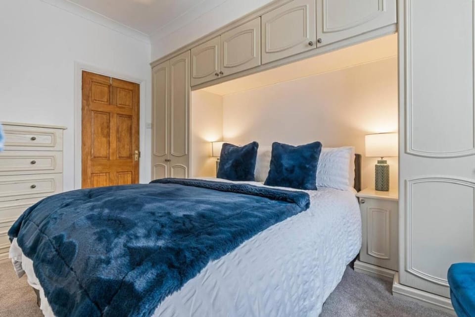 Large 4BR Family Home Streatham Hill Sleeps 8 House in London
