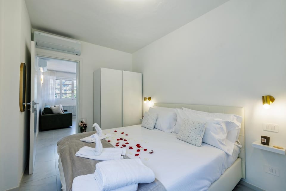 Bed, TV and multimedia, Photo of the whole room, Bedroom, towels, wardrobe