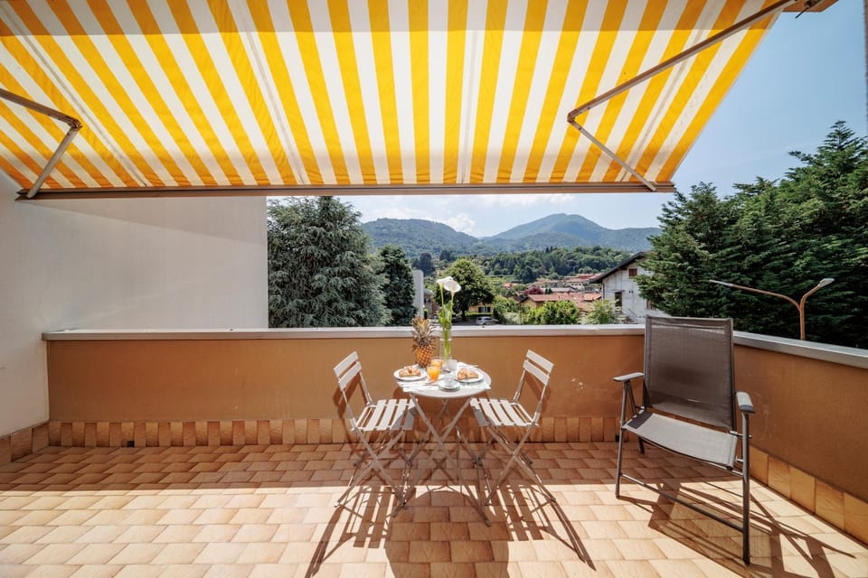 Day, Natural landscape, View (from property/room), Balcony/Terrace, Dining area, Mountain view