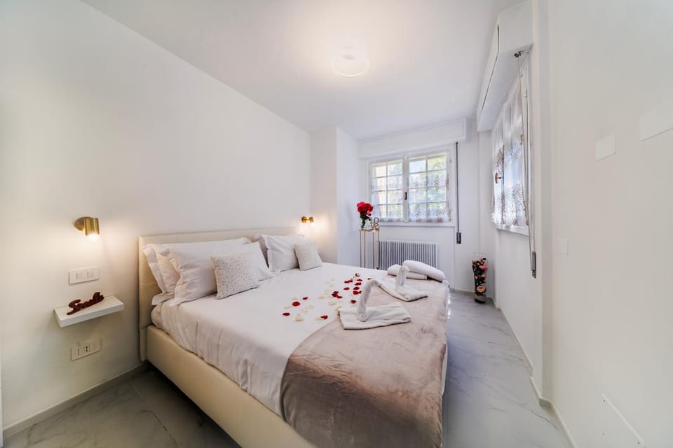Bed, Photo of the whole room, Bedroom, towels