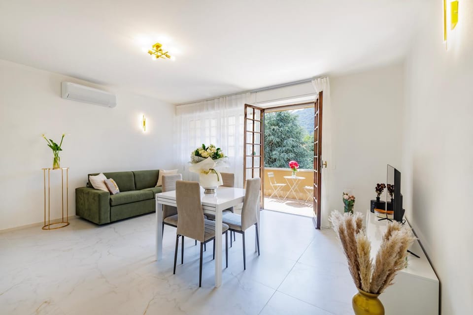 Living room, Seating area, Dining area, air conditioner