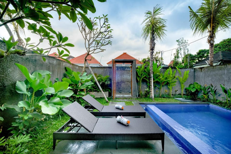 Property building, Patio, Spring, Day, Garden, Garden view, Pool view, Swimming pool, sunbed