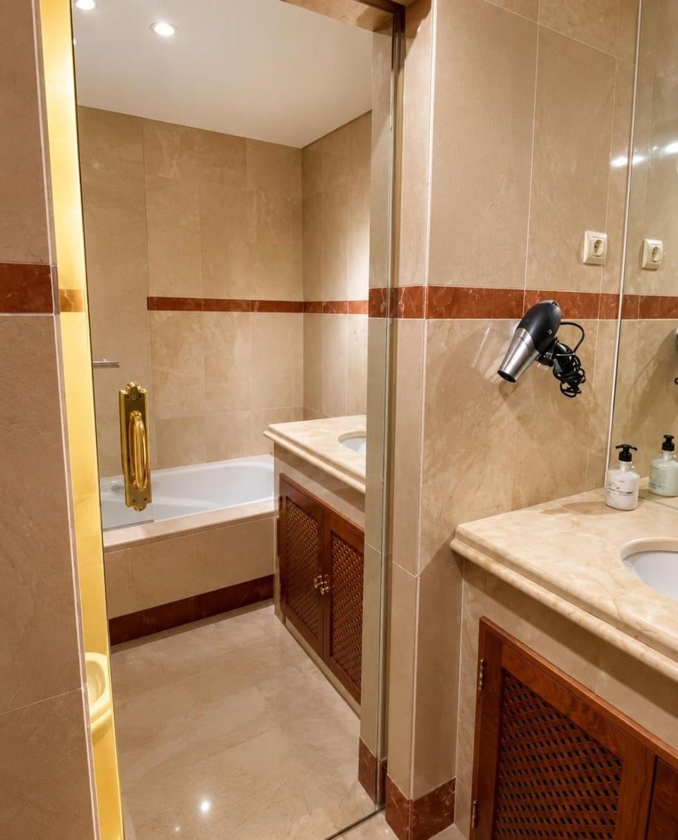 Shower, Toilet, Bathroom, Bath