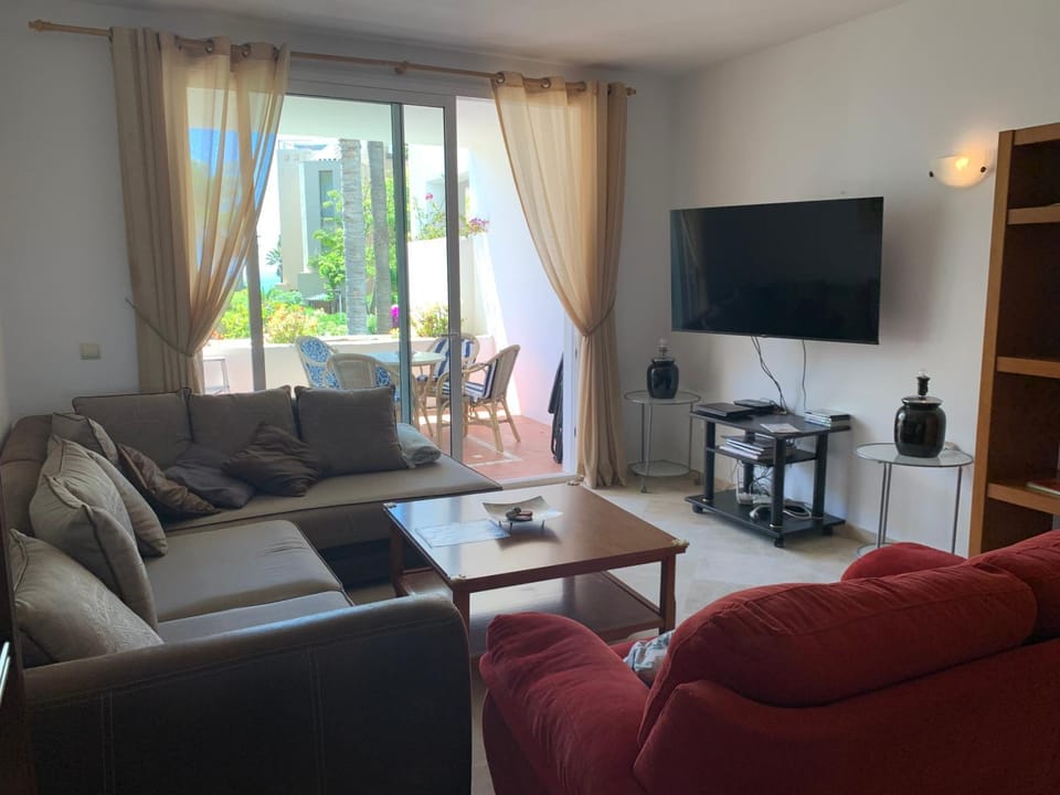 Communal lounge/ TV room, TV and multimedia, Living room, Sea view